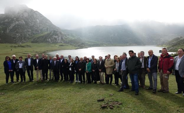 Diputados, senadores, parlamentarios de la Junta y alcaldes en la foto de familia ante el lago Ercina, en el parque nacional. 