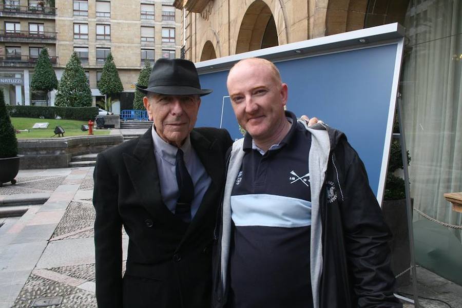 Este moscón hace guardia durante horas para conseguir un retrato junto a caras conocidas y atesora en su colección digital fotos con La Toya Jackson, Martin Scorsese o Leonard Cohen.