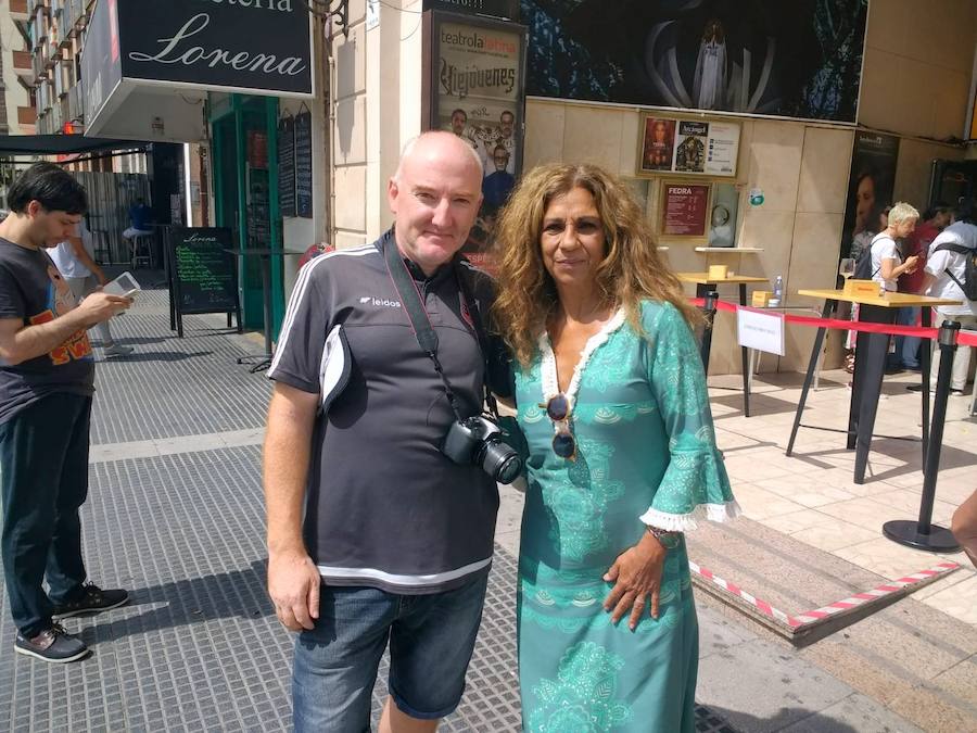 Este moscón hace guardia durante horas para conseguir un retrato junto a caras conocidas y atesora en su colección digital fotos con La Toya Jackson, Martin Scorsese o Leonard Cohen.