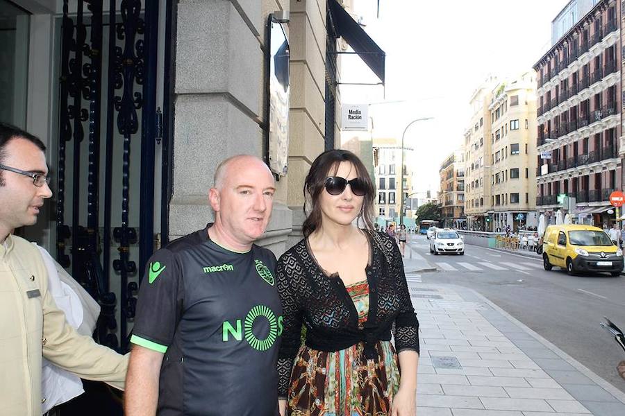 Este moscón hace guardia durante horas para conseguir un retrato junto a caras conocidas y atesora en su colección digital fotos con La Toya Jackson, Martin Scorsese o Leonard Cohen.