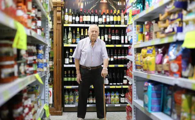 José Rubio, en su supermercado.