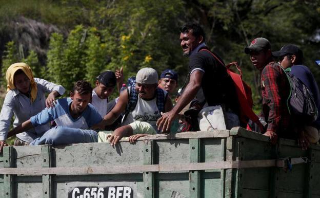 Nueva caravana de 1.500 migrantes hondureños atraviesa Guatemala.