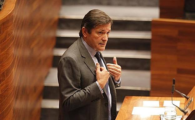 Javier Fernández a Podemos: «Yo permití gobernar a Rajoy, pero ustedes antes que lo hiciera Cascos en Gijón»