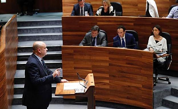 El portavoz de Foro en la Junta General, Pedro Leal, durante su intervención en el debate sobre el estado de la región que se celebra en la Junta General del Principado.