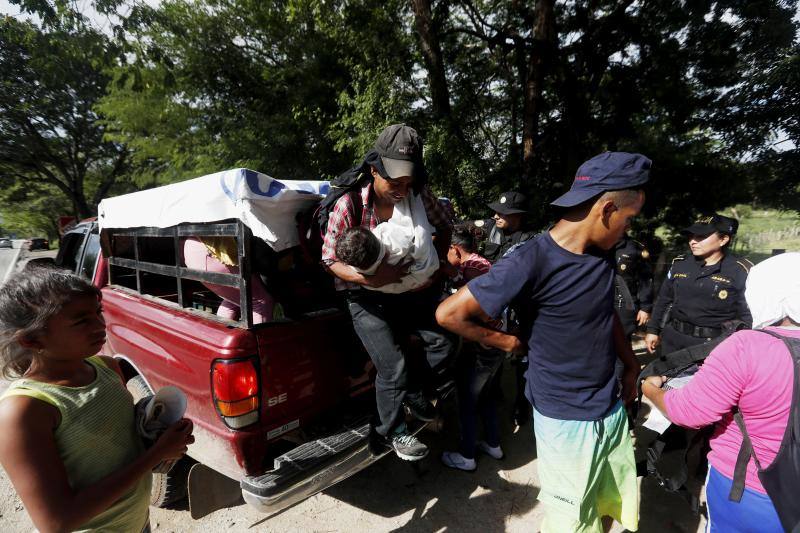 Trump alerta que la caravana de migrantes que partió con miles de personas de San Pedro Sula, en Honduras, el 13 de octubre, constituye una emergencia nacional, y amenazó con cerrar totalmente la frontera. 