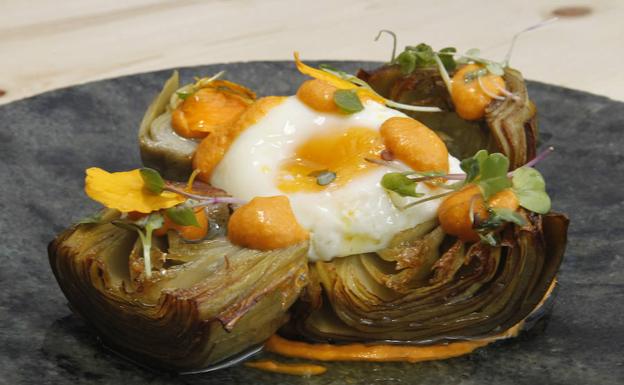 Alcachofas confitadas con romesco y huevo