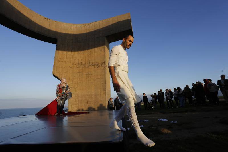 Kubai Dantza desarrolla una perfomance bajo la obra de Chillida que mezcló tradición y modernidad