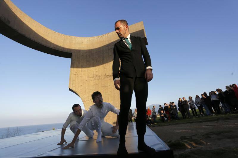 Kubai Dantza desarrolla una perfomance bajo la obra de Chillida que mezcló tradición y modernidad