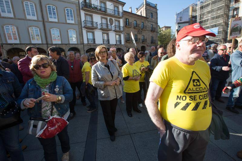 Centenares de personas se unen frente al ayuntamiento a la voz de «Alcoa no se cierra».