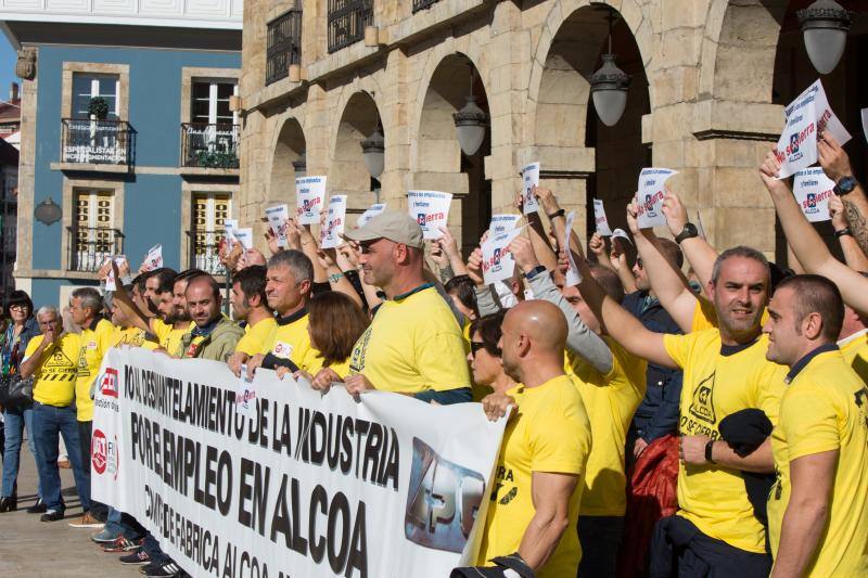 Centenares de personas se unen frente al ayuntamiento a la voz de «Alcoa no se cierra».