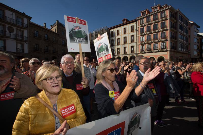 Centenares de personas se unen frente al ayuntamiento a la voz de «Alcoa no se cierra».