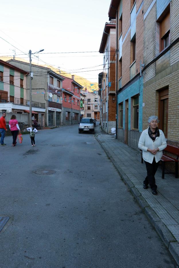 Calle donde los dos hombres captaron la atención de los niños. 