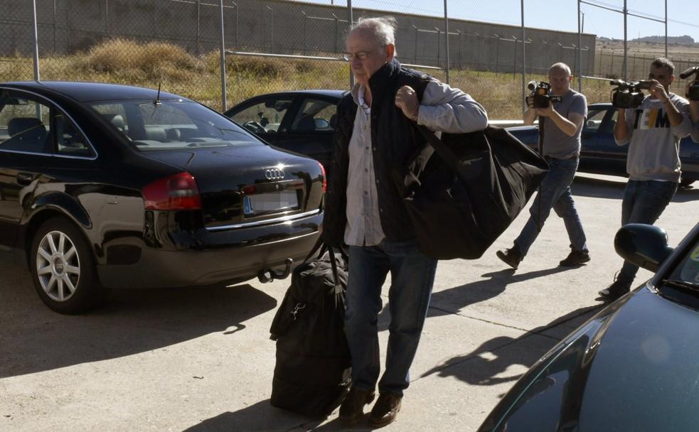 Rodrigo Rato, ayer, antes de acceder a la prisión de Soto del Real (Madrid) . 