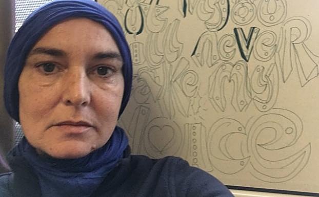 La cantante Sinéad O'Connor mostrando el hijab en su nuevo perfil de Twitter.