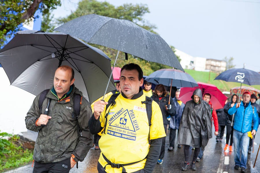 Decenas de trabajadores de Alcoa Avilés y subcontratas han iniciado, junto a algunos familiares, una marcha a pie de más de treinta kilómetros hasta la Delegación del Gobierno de Asturias, en Oviedo, para reclamar una solución que evite el cierre de la fábrica