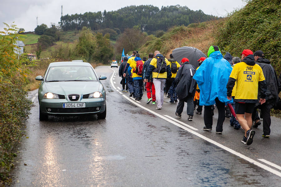 Decenas de trabajadores de Alcoa Avilés y subcontratas han iniciado, junto a algunos familiares, una marcha a pie de más de treinta kilómetros hasta la Delegación del Gobierno de Asturias, en Oviedo, para reclamar una solución que evite el cierre de la fábrica