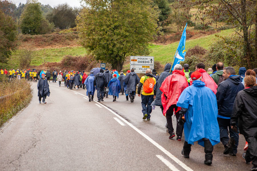 Decenas de trabajadores de Alcoa Avilés y subcontratas han iniciado, junto a algunos familiares, una marcha a pie de más de treinta kilómetros hasta la Delegación del Gobierno de Asturias, en Oviedo, para reclamar una solución que evite el cierre de la fábrica