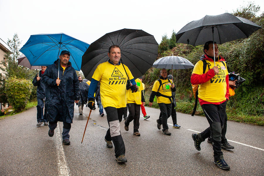 Decenas de trabajadores de Alcoa Avilés y subcontratas han iniciado, junto a algunos familiares, una marcha a pie de más de treinta kilómetros hasta la Delegación del Gobierno de Asturias, en Oviedo, para reclamar una solución que evite el cierre de la fábrica