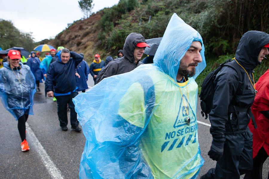 Decenas de trabajadores de Alcoa Avilés y subcontratas han iniciado, junto a algunos familiares, una marcha a pie de más de treinta kilómetros hasta la Delegación del Gobierno de Asturias, en Oviedo, para reclamar una solución que evite el cierre de la fábrica