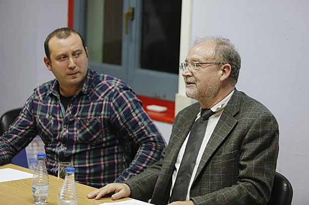 Leopoldo Tolivar, a la derecha, en Laviana.