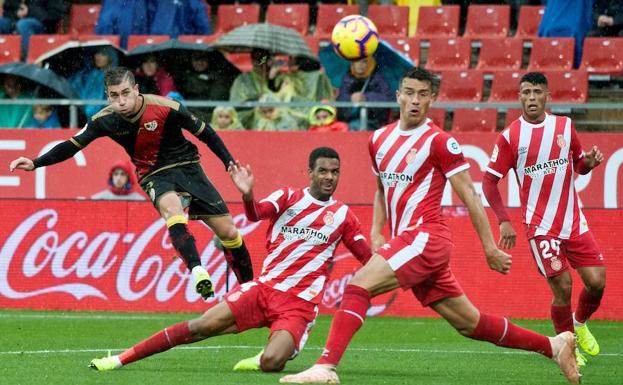 Los jugadores del Girona, Jonás Ramalho, Pedro Porro y Jonás Ramalho y el centrocampista del Rayo Vallecano Adri Embarba, durante el partido de la décima jornada de Liga.