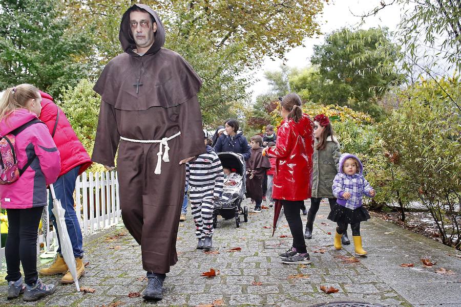 Unas 600 personas se citaron en el jardín gijonés para disfrutar de sus 'Encuentros inquietantes' para celebrar Halloween.