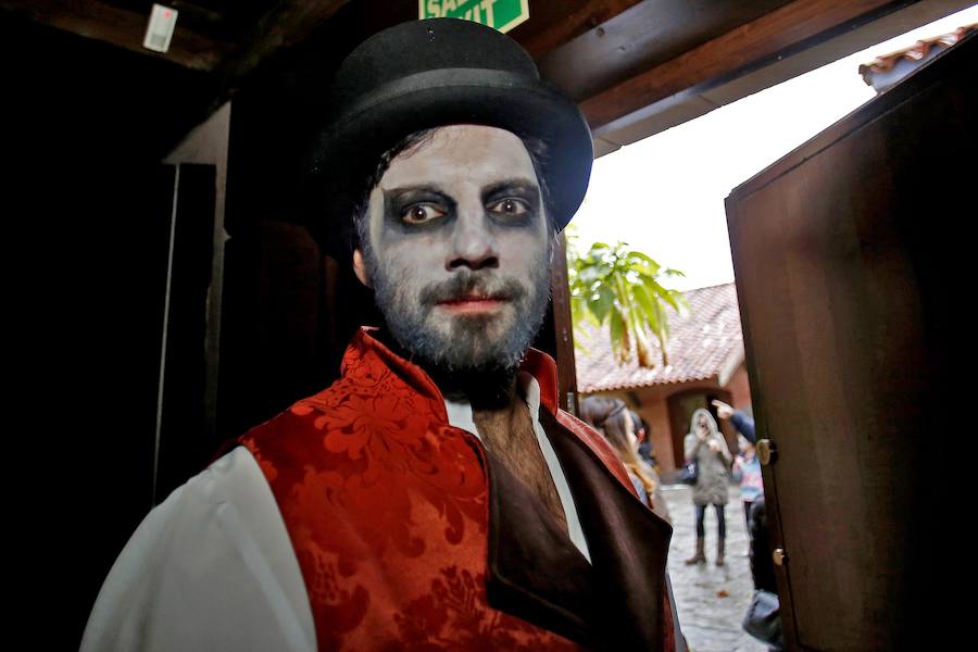 Unas 600 personas se citaron en el jardín gijonés para disfrutar de sus 'Encuentros inquietantes' para celebrar Halloween.