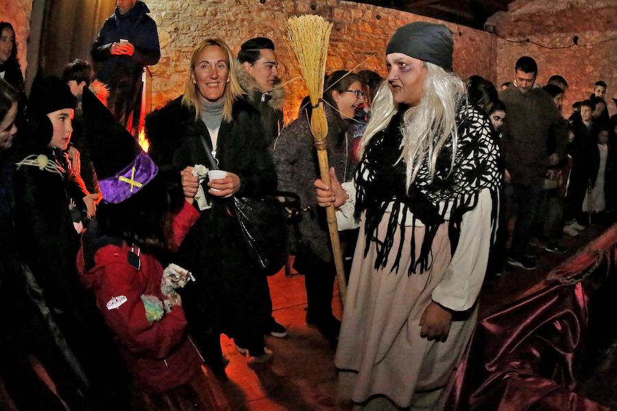 Unas 600 personas se citaron en el jardín gijonés para disfrutar de sus 'Encuentros inquietantes' para celebrar Halloween.