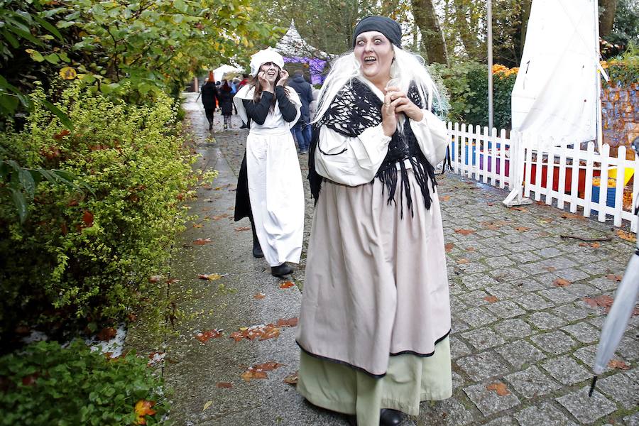 Unas 600 personas se citaron en el jardín gijonés para disfrutar de sus 'Encuentros inquietantes' para celebrar Halloween.