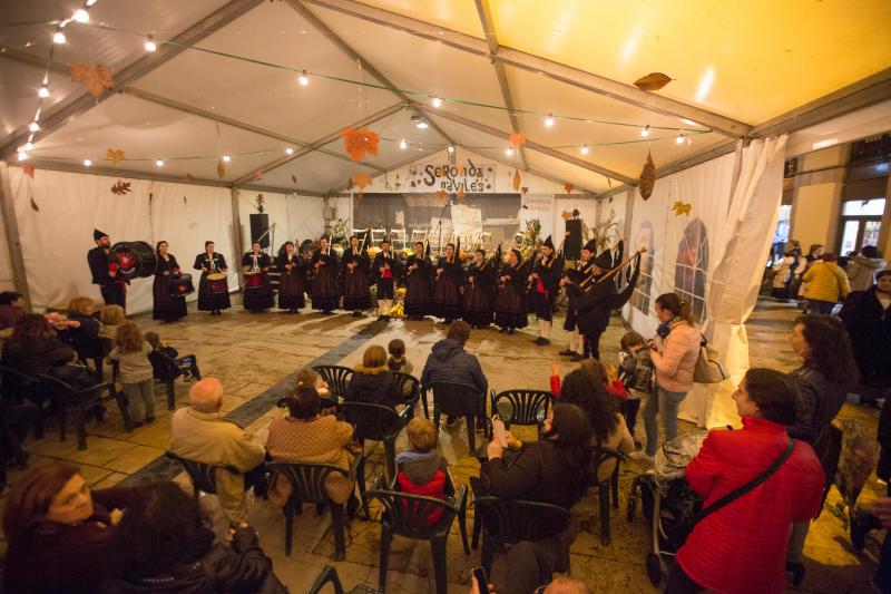 Música, baile, mercado y tradiciones que van desde la esfoyaza hasta el amagüestu celebran la entrada del otoño en la plaza de los Hermanos Orbón.