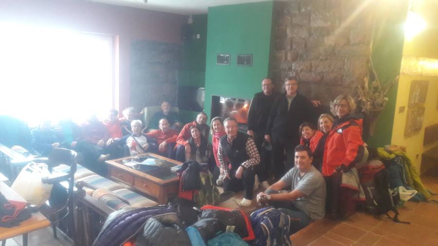 La ola de frío ha llegado a Asturias y ha cubierto las zonas de alta montaña de la región de blanco con las primeras nevadas