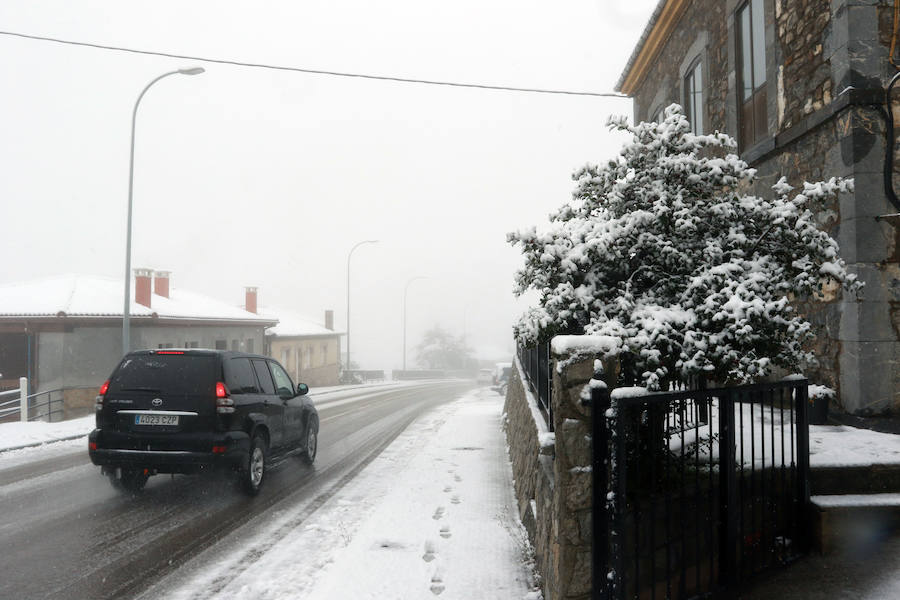 La ola de frío ha llegado a Asturias y ha cubierto las zonas de alta montaña de la región de blanco con las primeras nevadas