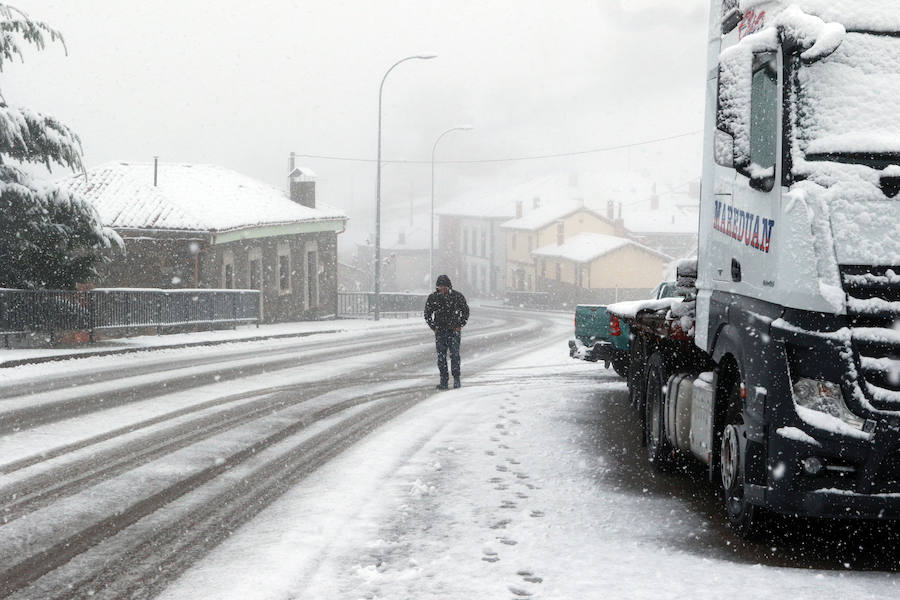 La ola de frío ha llegado a Asturias y ha cubierto las zonas de alta montaña de la región de blanco con las primeras nevadas