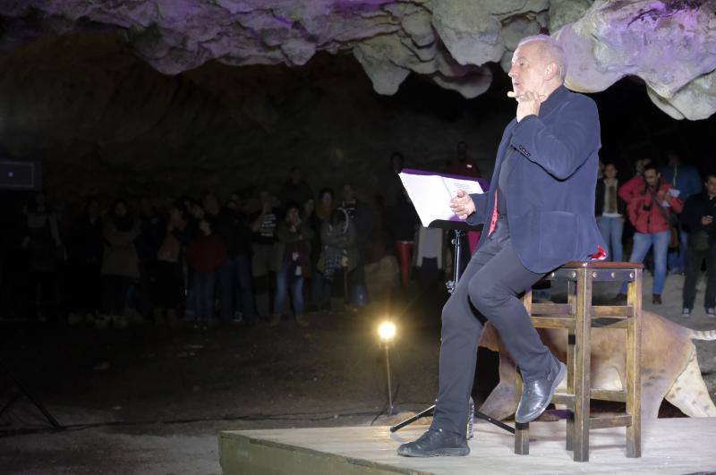 El cantante mierense ofreció un concierto en Onís junto a su hijo David al piano y Ovidio López a la guitarra, en el que interpretó sus temas clásicos y nuevas canciones.