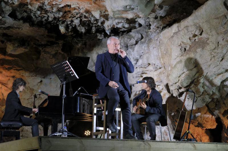 El cantante mierense ofreció un concierto en Onís junto a su hijo David al piano y Ovidio López a la guitarra, en el que interpretó sus temas clásicos y nuevas canciones.