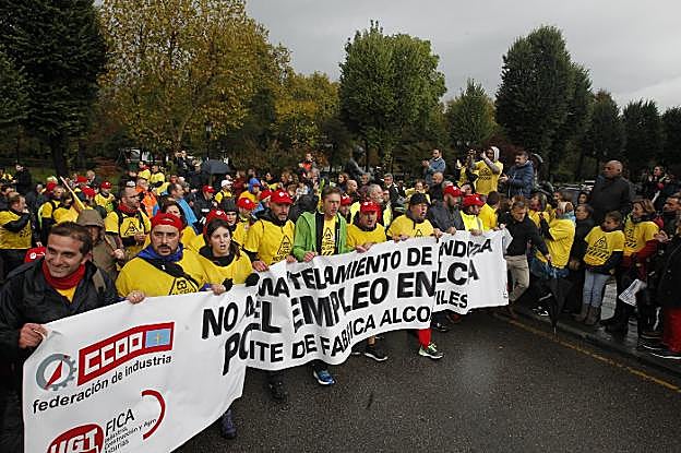Los trabajadores de Alcoa que realizaron ayer la marcha desde la planta avilesina hasta Oviedo entran en la plaza de España de la capital asturiana, donde se encuentra la sede de la Delegación del Gobierno. 