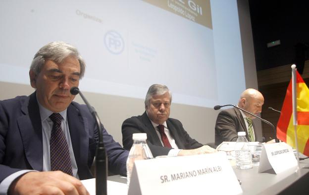 Mariano Marín, presidente del PP, junto a Leopoldo López y Guzmán Pendás, en un momento del debate celebrado en la Escuela de Comercio. 