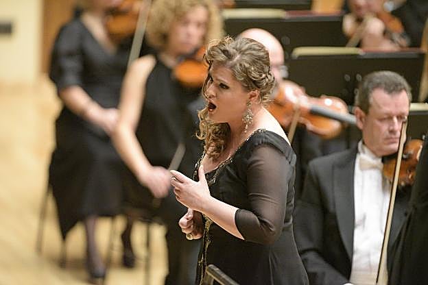 La soprano Chiara Isotton, durante el recital. 