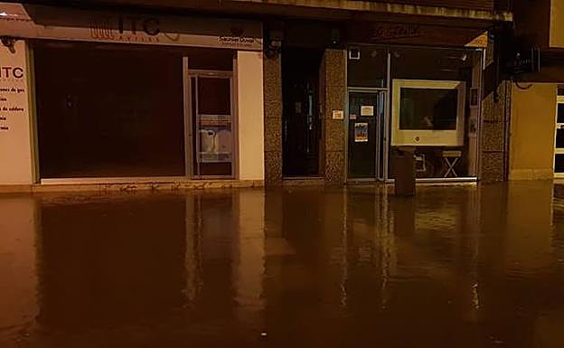 La inundación a primera hora de la mañana en la calle Llano Ponte. 