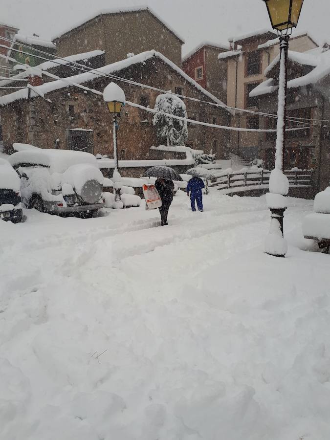 Los concejos del oriente asturiano llucen un manto blanco