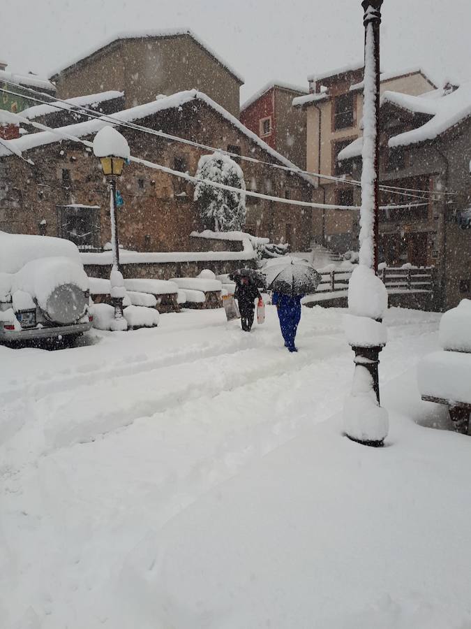 Los concejos del oriente asturiano llucen un manto blanco
