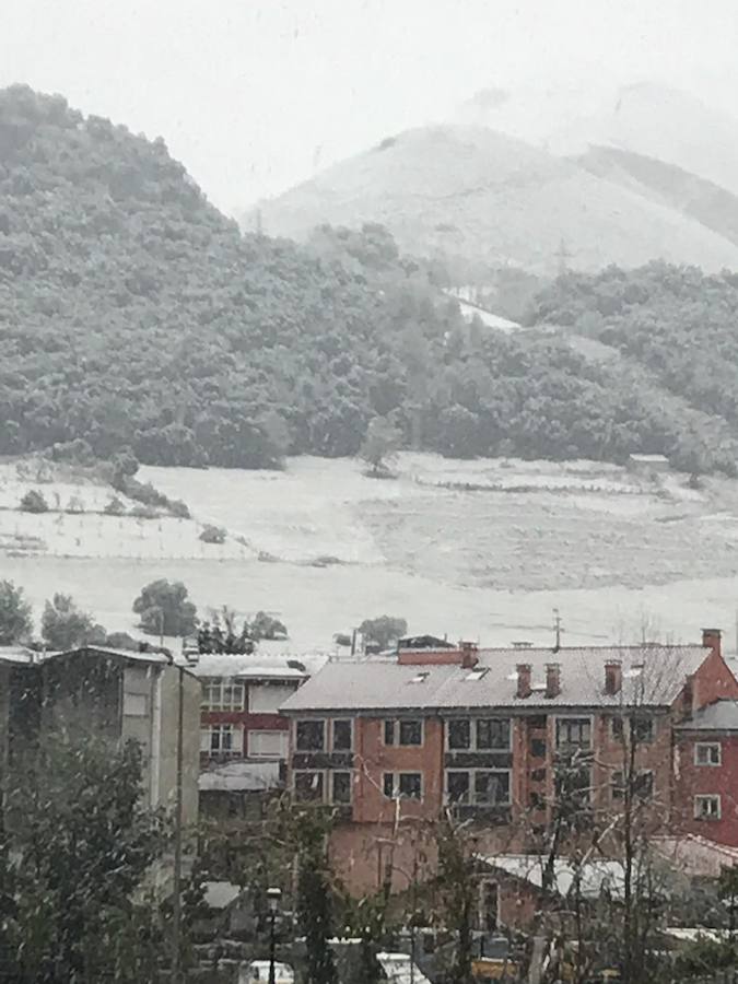 Los concejos del oriente asturiano llucen un manto blanco