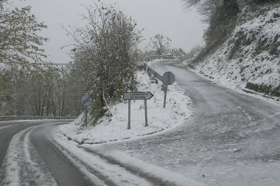 El temporal se ha recrudecido y además de complicar la comunicación con la Meseta, ha ocasionado numerosas incidencias. La nieve ha cubierto muchos puntos de la región dejando estampas totalmente invernales