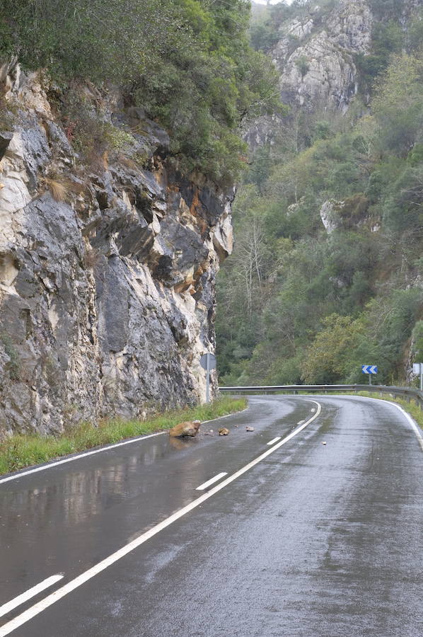 El temporal se ha recrudecido y además de complicar la comunicación con la Meseta, ha ocasionado numerosas incidencias. La nieve ha cubierto muchos puntos de la región dejando estampas totalmente invernales
