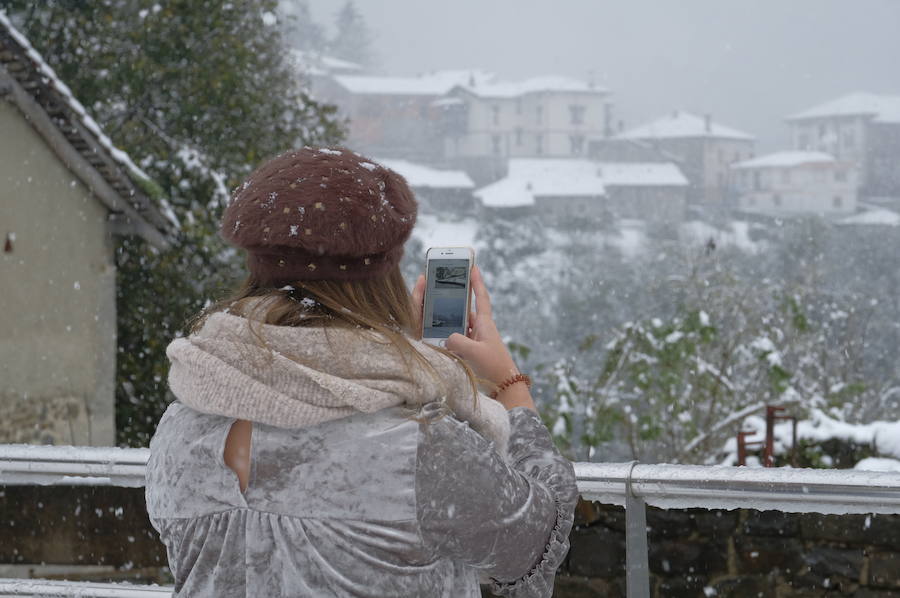 El temporal se ha recrudecido y además de complicar la comunicación con la Meseta, ha ocasionado numerosas incidencias. La nieve ha cubierto muchos puntos de la región dejando estampas totalmente invernales