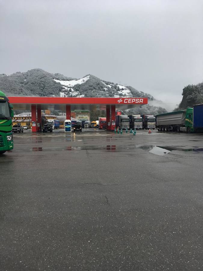 El temporal se ha recrudecido y además de complicar la comunicación con la Meseta, ha ocasionado numerosas incidencias. La nieve ha cubierto muchos puntos de la región dejando estampas totalmente invernales