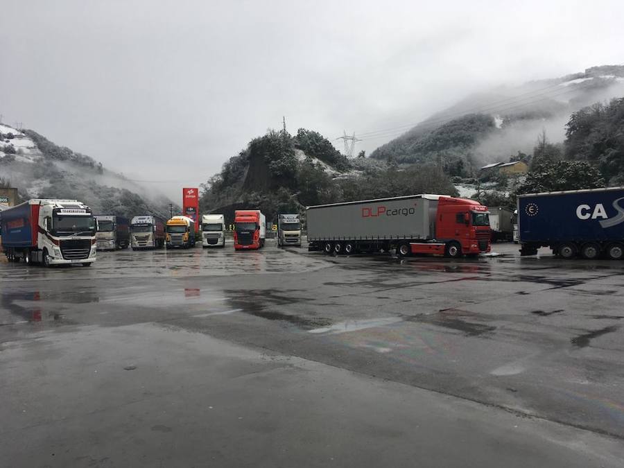 El temporal se ha recrudecido y además de complicar la comunicación con la Meseta, ha ocasionado numerosas incidencias. La nieve ha cubierto muchos puntos de la región dejando estampas totalmente invernales