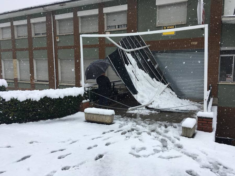 El temporal se ha recrudecido y además de complicar la comunicación con la Meseta, ha ocasionado numerosas incidencias. La nieve ha cubierto muchos puntos de la región dejando estampas totalmente invernales