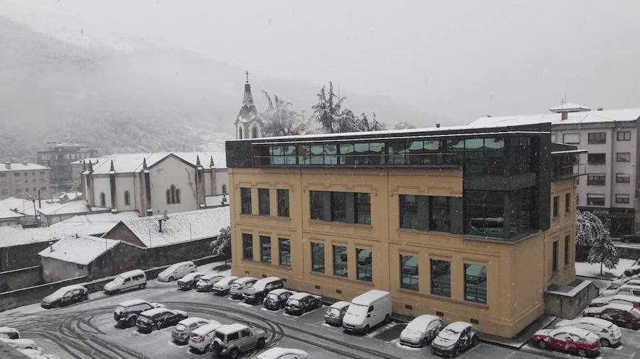 El temporal se ha recrudecido y además de complicar la comunicación con la Meseta, ha ocasionado numerosas incidencias. La nieve ha cubierto muchos puntos de la región dejando estampas totalmente invernales