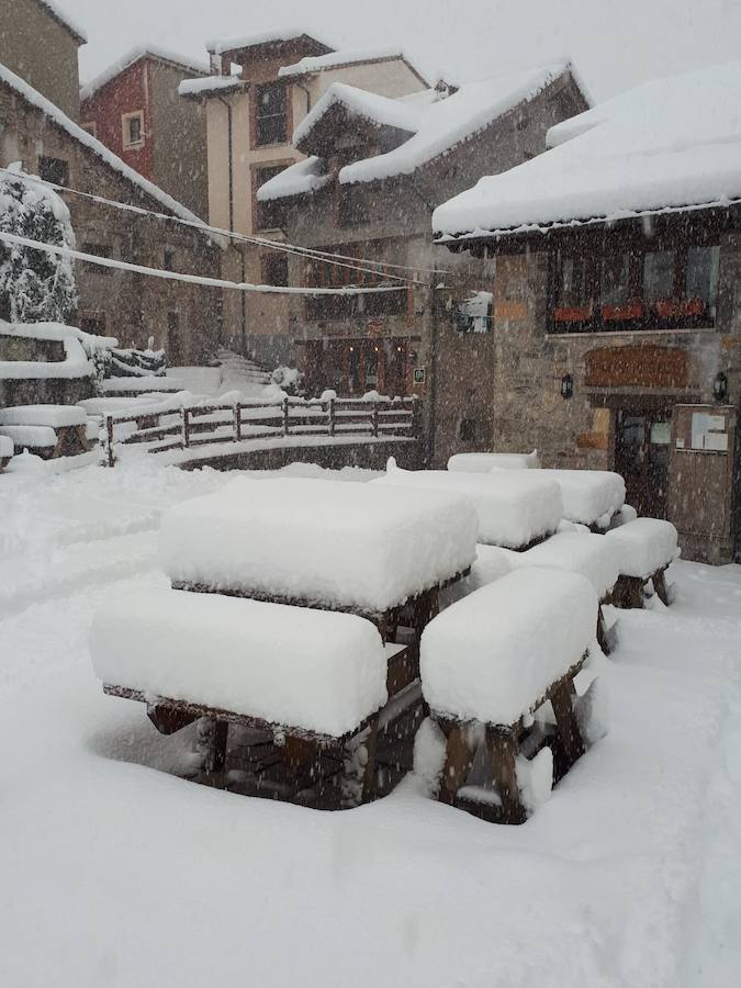 El temporal se ha recrudecido y además de complicar la comunicación con la Meseta, ha ocasionado numerosas incidencias. La nieve ha cubierto muchos puntos de la región dejando estampas totalmente invernales